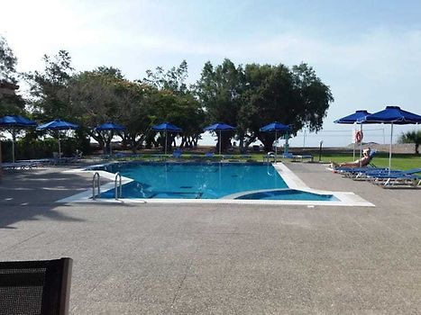 Pool, direkt dahinter das Meer